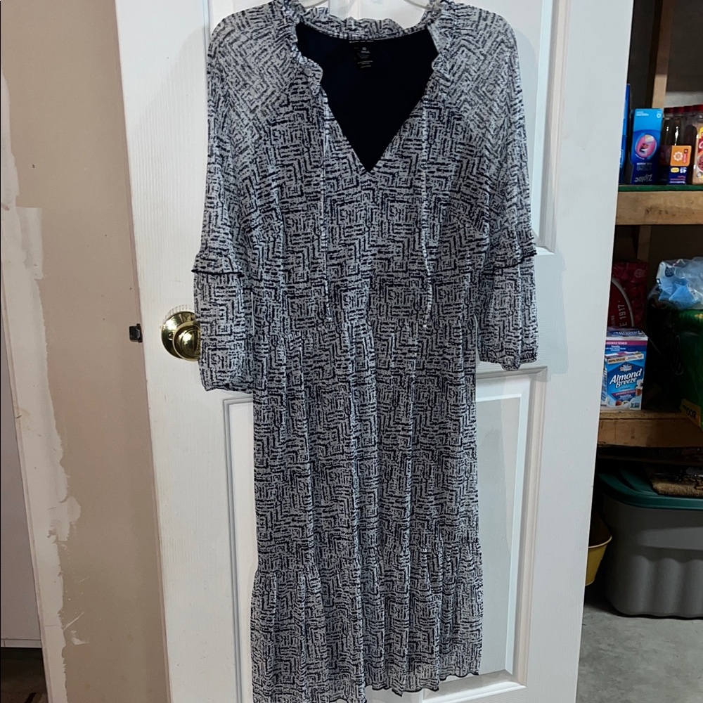 Chic Black and White Geometric Long Sleeve Dress